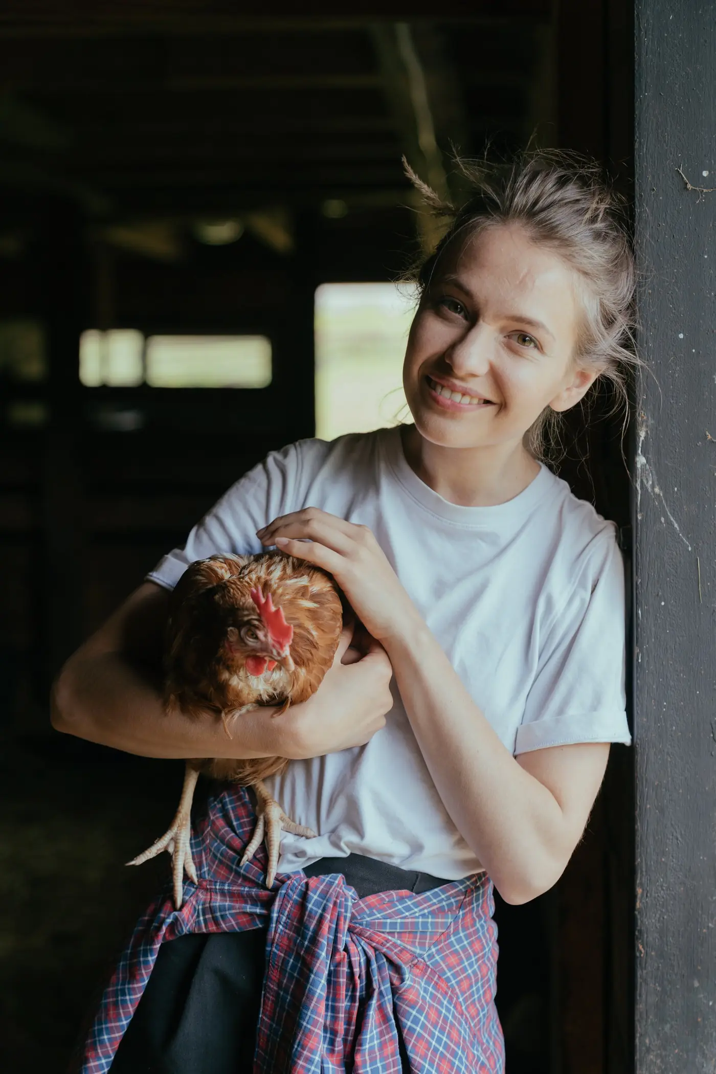 Meisje met kip op zorgboerderij