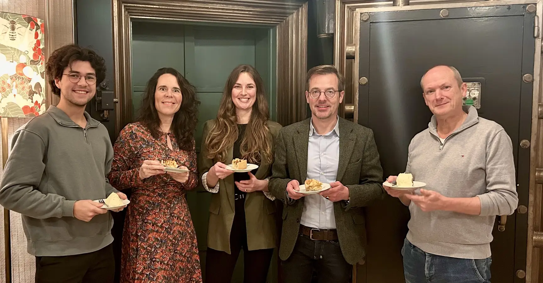 V.l.n.r.: @Marc Broers (FindNFund), @Sanne de Maijer (Fonds 1818), @Mariëtte Brouwer (FindNFund), Sanne ten Bokkel Huinink (Fonds 1818) en Michel Nivard (Fonds 1818) vieren de samenwerking met taart.