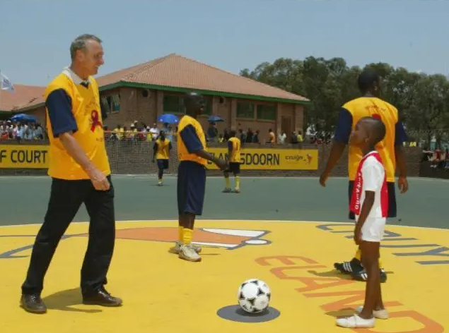 Een Cruyff Court wordt geopend met potje voetbal