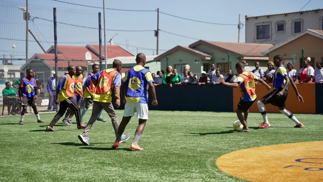 Jongens aan het voetballen op een Cruyff Court in Afrika