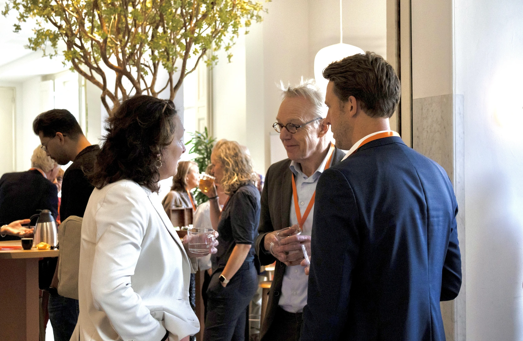 Patrick en Mariette tonen de resultaten van FindNFund van het afgelopen jaar aan de groep. 