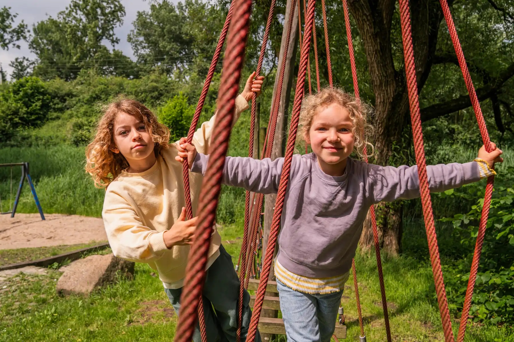 Kinderen spelen samen in de nieuwe speeltuin die o.a. is gefinancierd door Univé Buurtfonds.