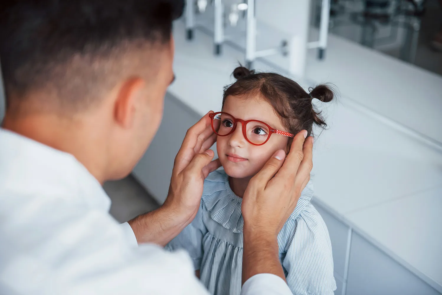 Een meisje krijgt een bril bij de opticien